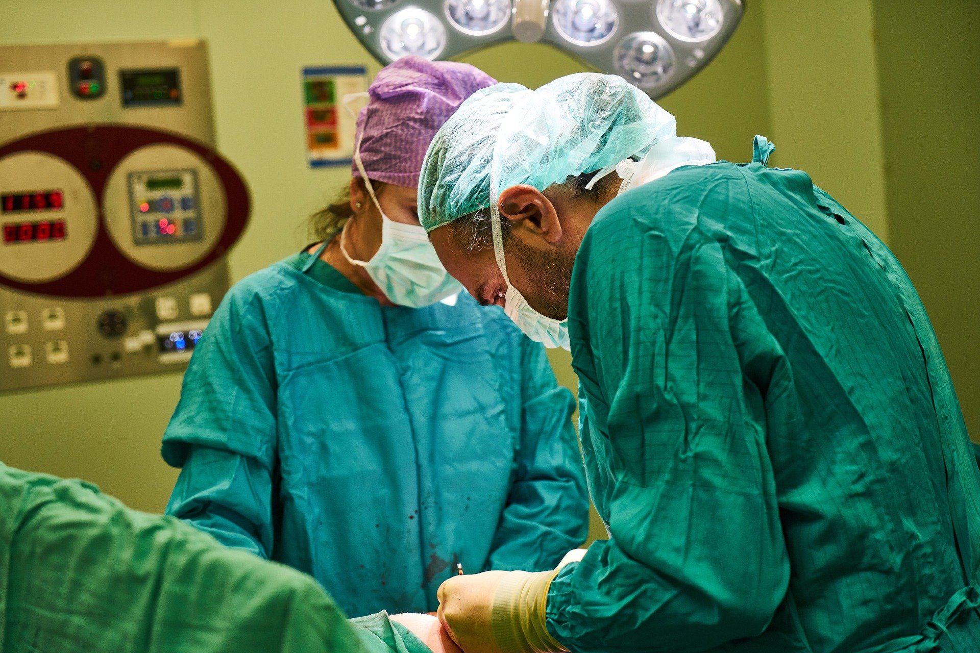 Docteurs en train d'opérer