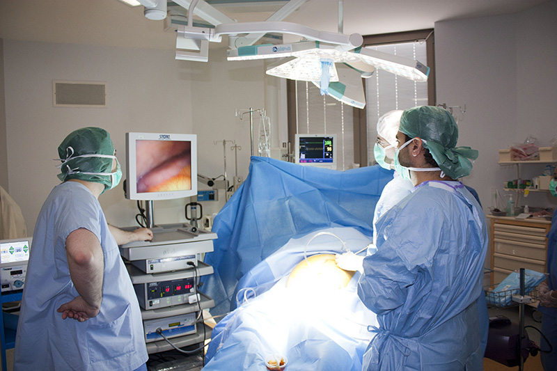 Médecin au bloc opératoire avec un patient