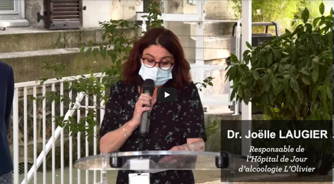 un docteur qui fait un discours pour l'inauguration 