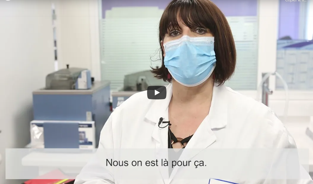 une Aide de laboratoire qui présente le laboratoire 