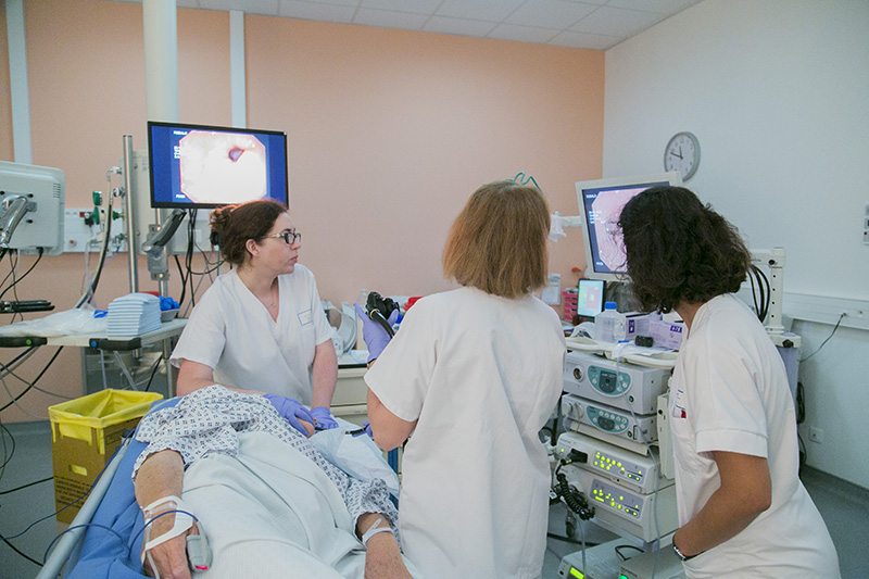 Trois personnes du personnel soignant qui pratiquent une fibroscopie