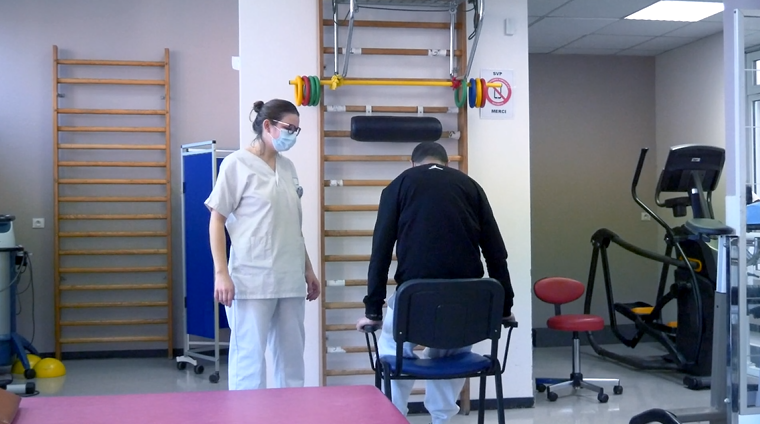 Une infirmière avec un patient en rééducation 