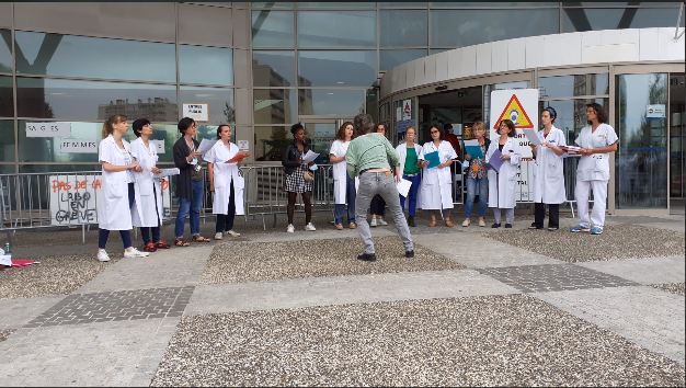 Concert de la chorale devant l'hôpital 