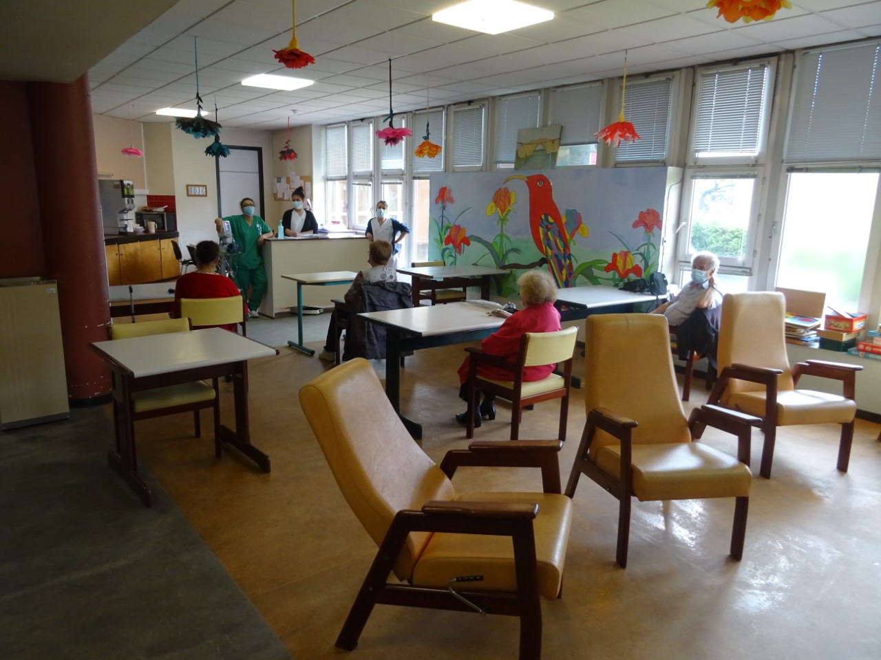 une salle avec des personnes âgés