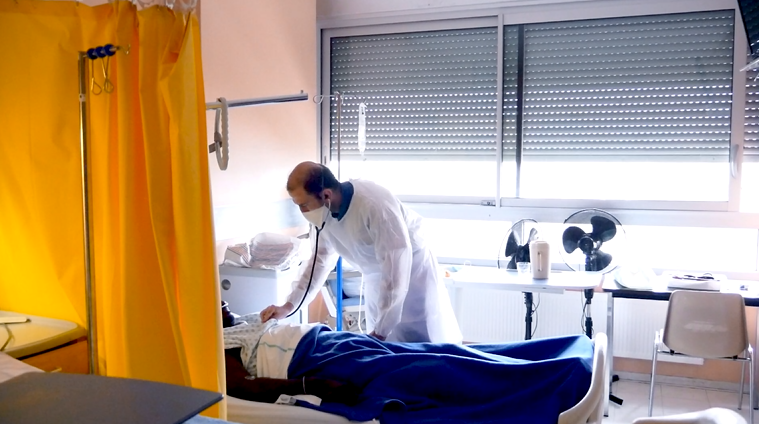 Un médecin au chevet d'un patient 