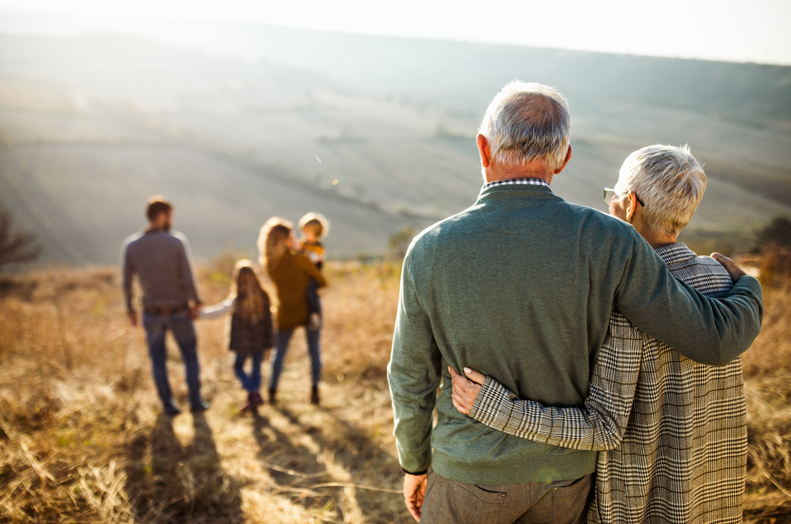 couple de personnes agées regardant leurs enfants