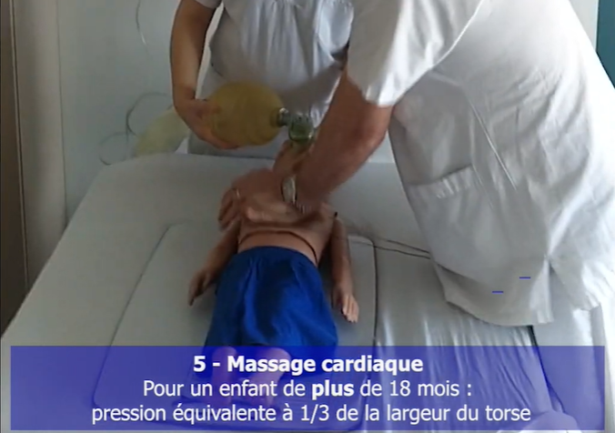 une infirmière fait un massage cardiaque à un mannequin enfant 