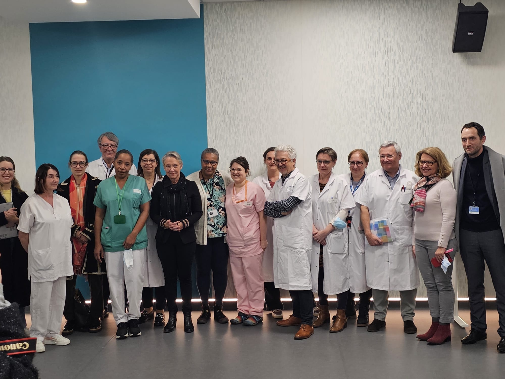 Elisabeth Borne et des équipes de l'hôpital