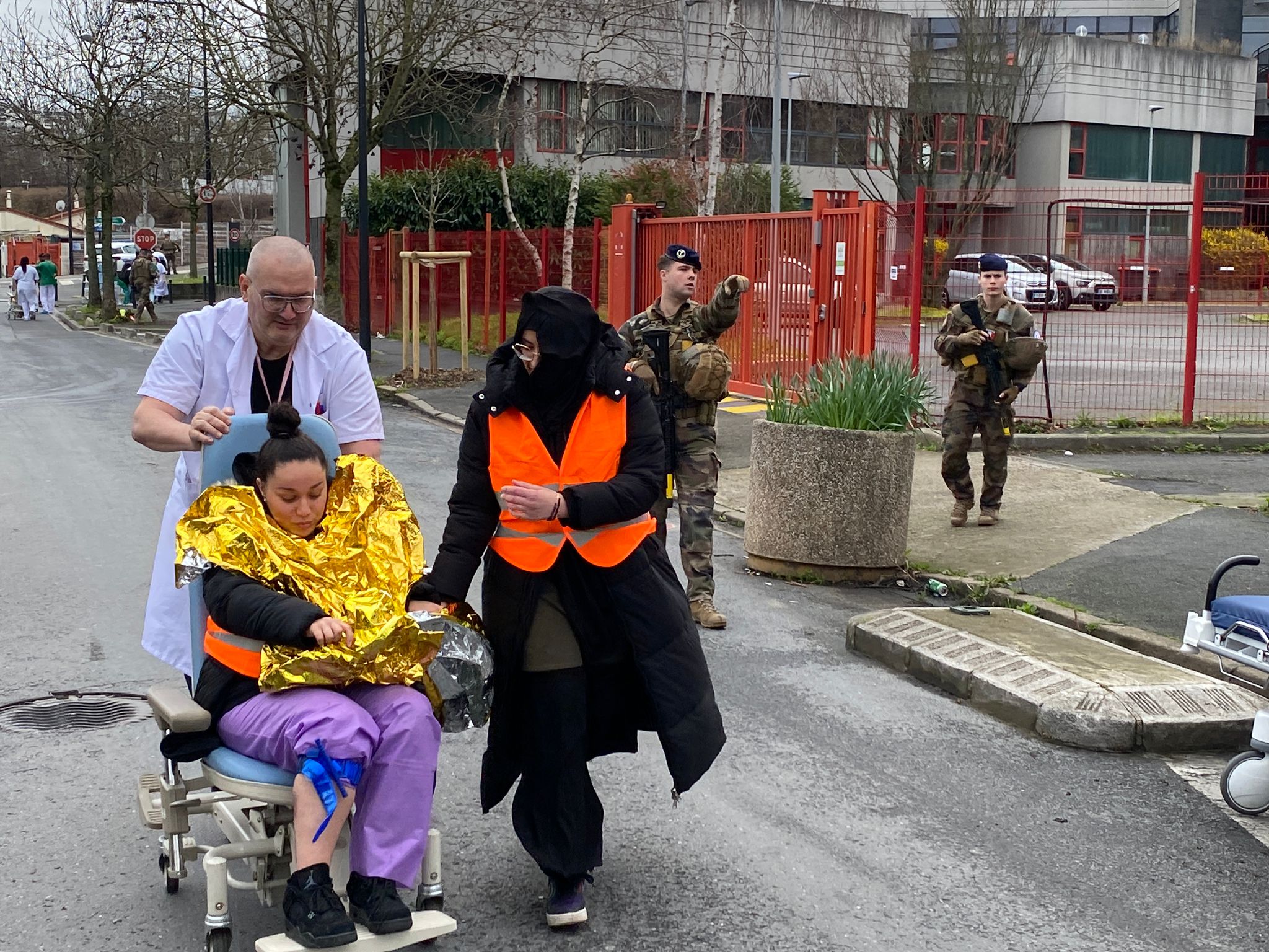des faux patients dans la rue