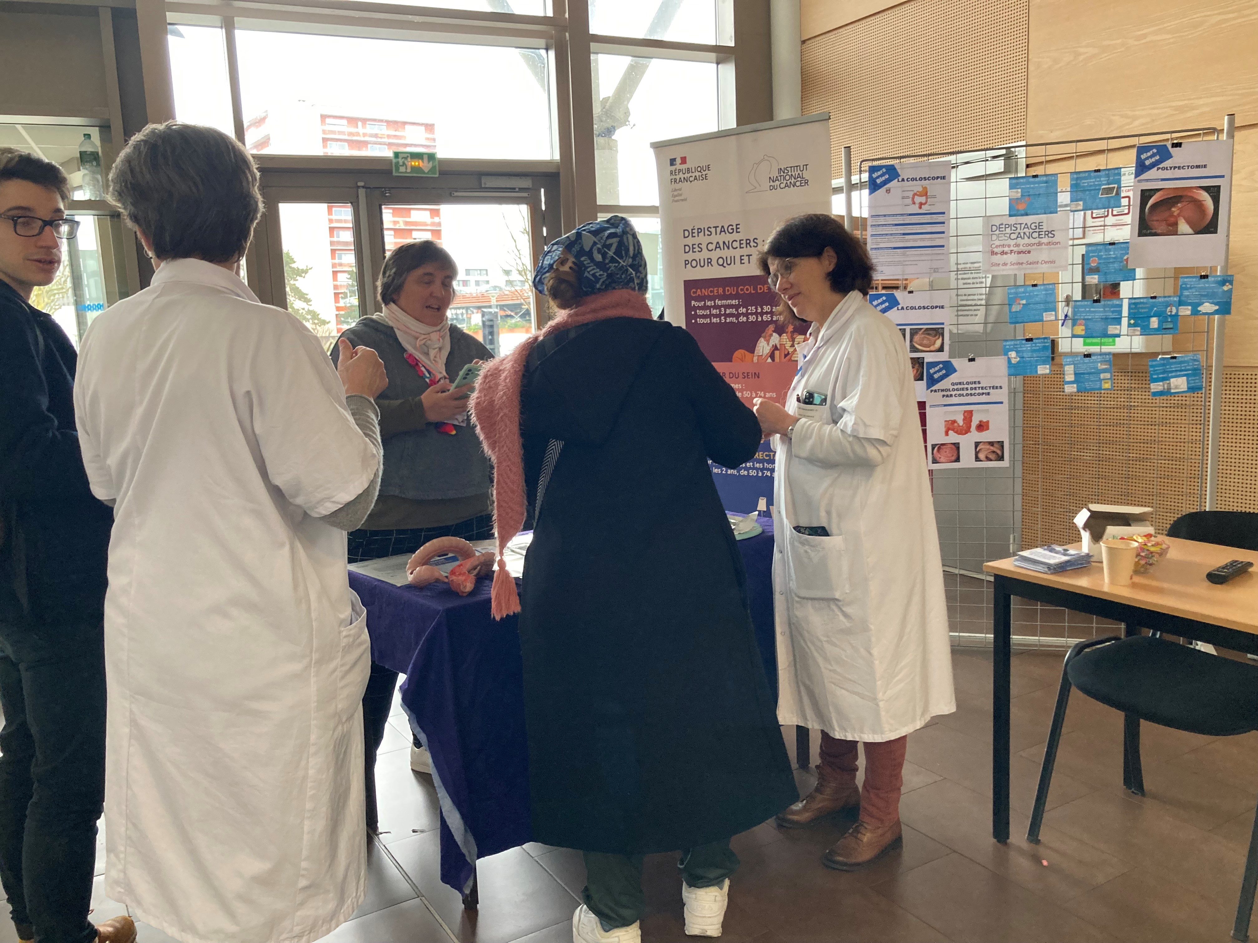 des usagers sur le stand