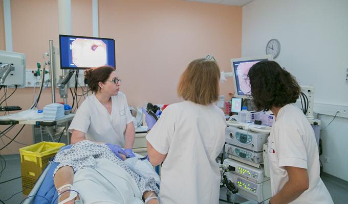 Trois personnes du personnel soignant qui pratiquent une fibroscopie