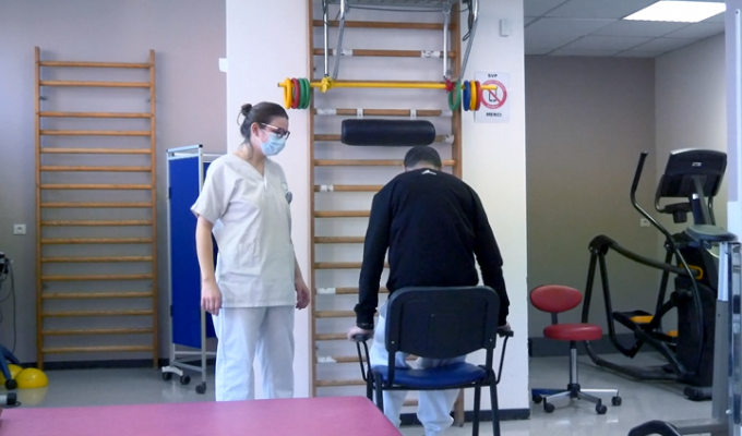 Une infirmière avec un patient en rééducation 