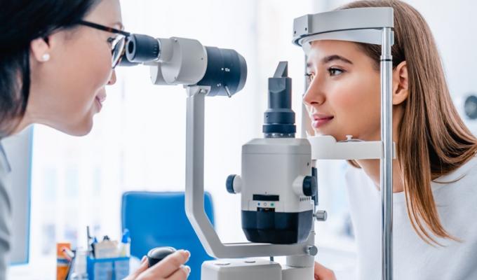 une consultation ophtalmologie, un médecin qui passe un examen à une patiente