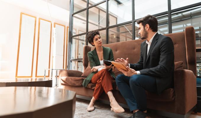 un homme et une femme qui discutent sur un canapé 