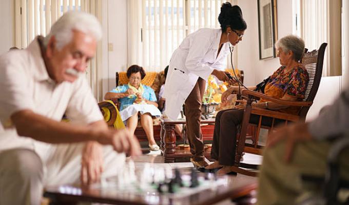 des personnes âgées dans une salle d'activité