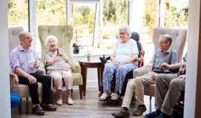 des personnes âgées en pleine discusion