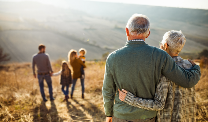 couple de personnes agées regardant leurs enfants