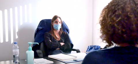 Un médecin en consultation avec un patient 