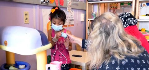 un enfant avec une maman qui patiente 