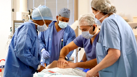 des médecins et infirmiers en opération 