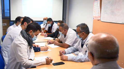 Des médecins en réunion 
