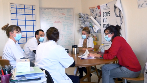L'équipe mobile de soins palliatifs qui se retrouvent dans la salle de pause 