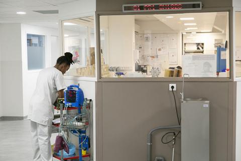 une infirmière qui prépare le matériel pour une consultation 