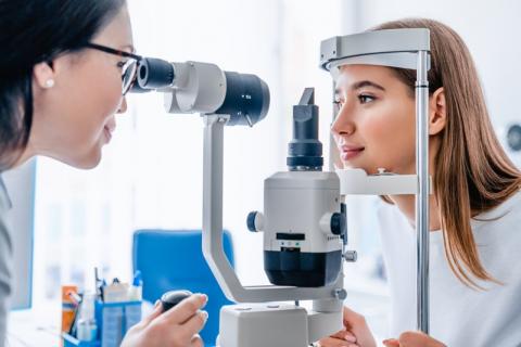 une patiente qui passe un examen pour l'ophtalmologie avec le médecin 
