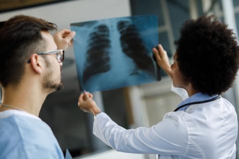 un médecin et un infirmier regarde une radiographie 