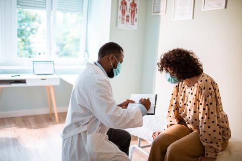 un médecin en consultation avec une patiente