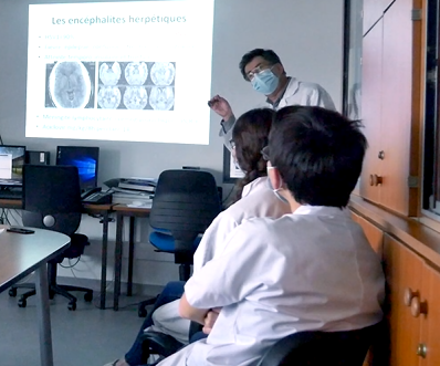 le chef de service donne un cours à ses internes 