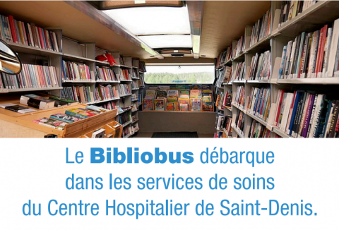 Des étagères de livres avec le titre "le Bibliobus débarque dans les services de soins du Centre hospitalier de Saint-Denis"