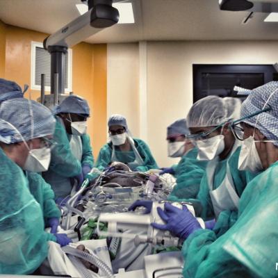 L'équipe du service réanimation en train de soigner un patient COVID
