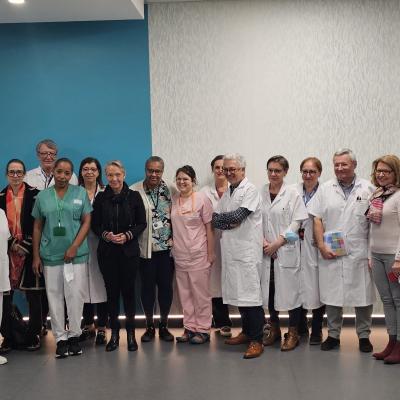 Elisabeth Borne et des personnels de l'hôpital 