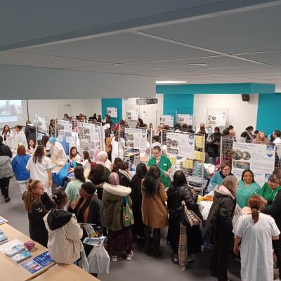 la salle du forum emploi avec du monde 