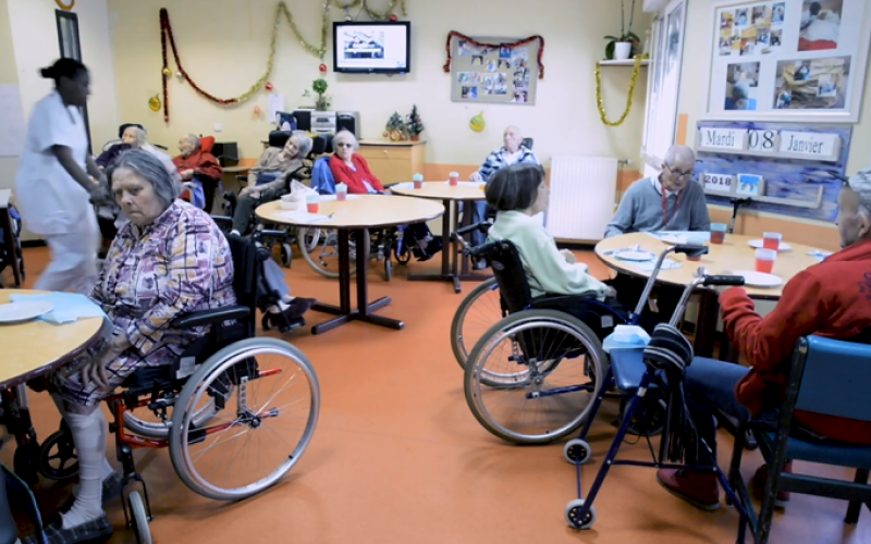 des personnes âgées dans une salle de pause 