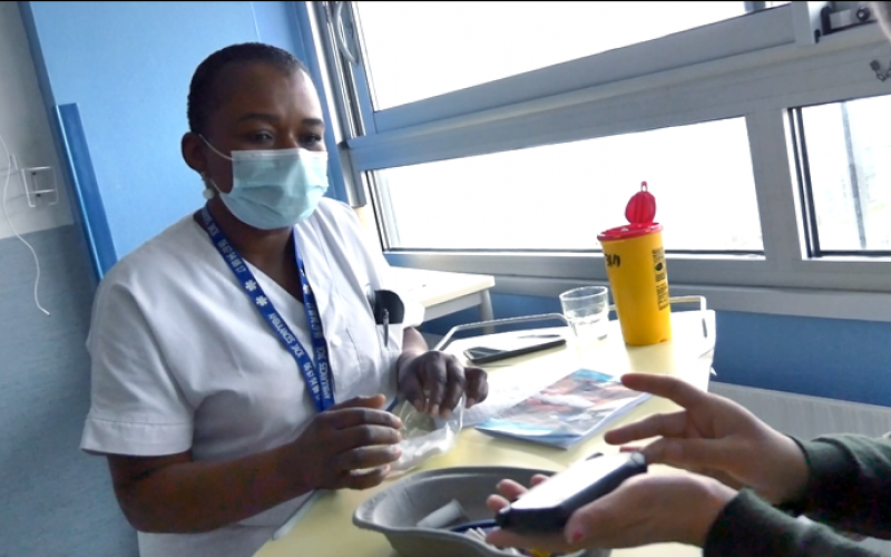 Une infirmière en consultation avec une patiente qui contrôle son diabète 