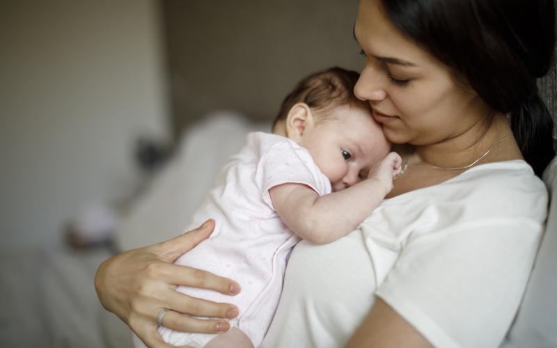 une femme avec un bébé dans les bras 