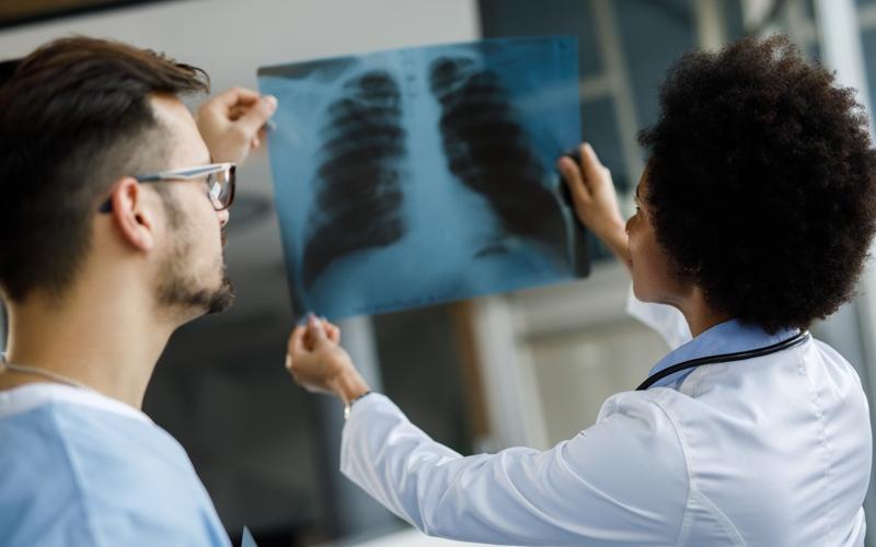 un médecin et un infirmier regarde une radiographie 