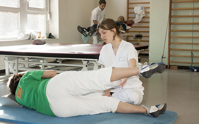 une infirmière qui aide une femme à faire son exercice 